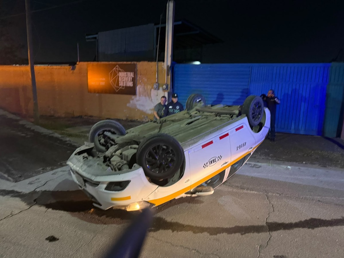 El vehículo se desvió hacia una barda, golpeó la estructura y terminó volcado, con daños considerables en la carrocería.