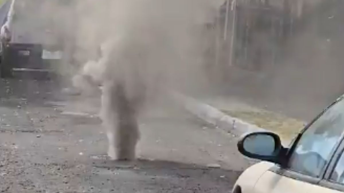 Alcantarillas comienzan a sacar humo en Zapopan; bomberos descubren qué lo provocó