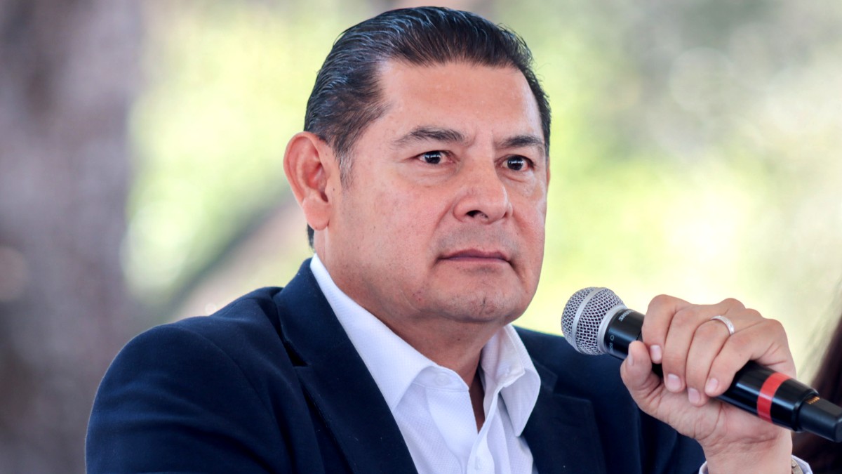 Armenta solicitó a su gabinete a preparar "mecanismos de incentivo" para promover la participación empresarial en el saneamiento del Atoyac / Esimagen