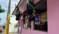 Tres bultos fueron colgados en una panadería simulando ser cuerpos de personas halladas sin vida / Isabel Zamudio