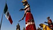 CdMx prepara Catrina monumental de 32 metros de altura en la Plaza de la Constitución.