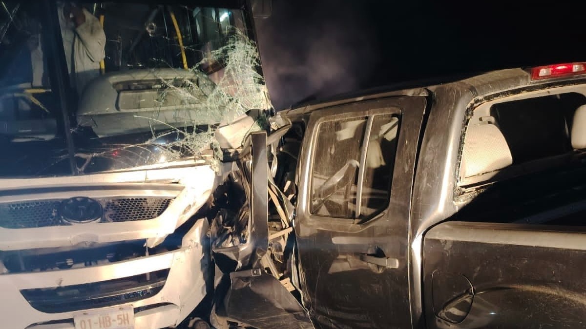 Choque frontal entre una camioneta y un autobús de pasajeros, deja un muerto