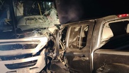 Choque frontal entre una camioneta y un autobús de pasajeros, deja un muerto