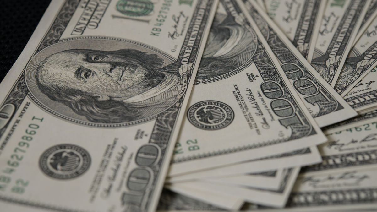 El dólar se ha mantenido con fuerza y ganancias frente al peso mexicano en octubre.
