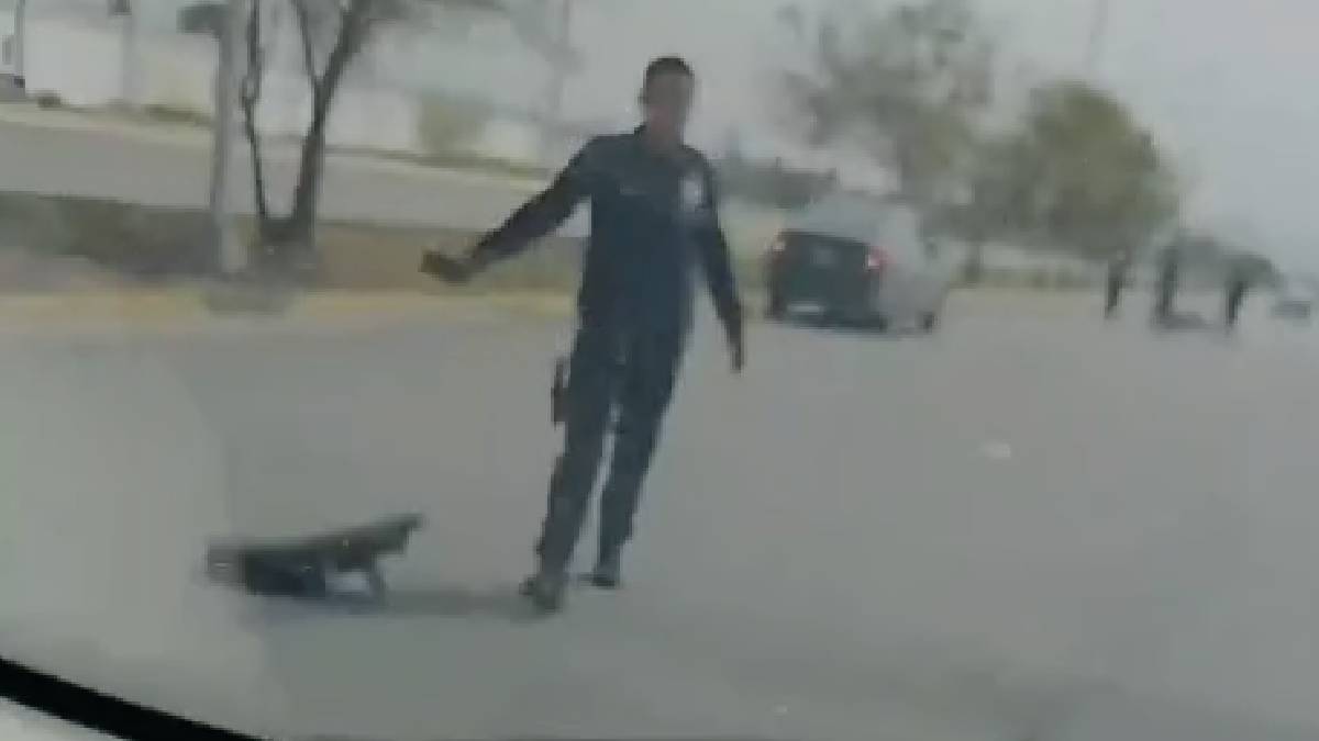 Elementos de la Policía Municipal arribaron como primeros respondientes para abanderar el lugar del siniestro y prevenir otro incidente.