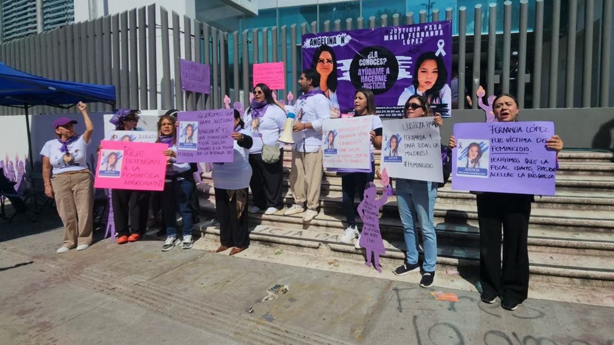 La familia López Mijangos se manifestó pacíficamente este 20 de octubre en la sede de la FGE Puebla |