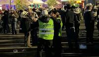 La grabación muestra a los trabajadores aprovechando unos minutos libres entre sus actividades del festival.