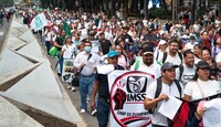 Jubilados y trabajadores activos del Instituto Mexicano del Seguro Social (IMSS) marcharon desde el Centro Médico Nacional Siglo XXI.