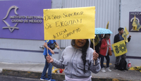Los manifestantes, vinculados al PRD capitalino, mantienen un bloqueo en las oficinas centrales del ICEM.