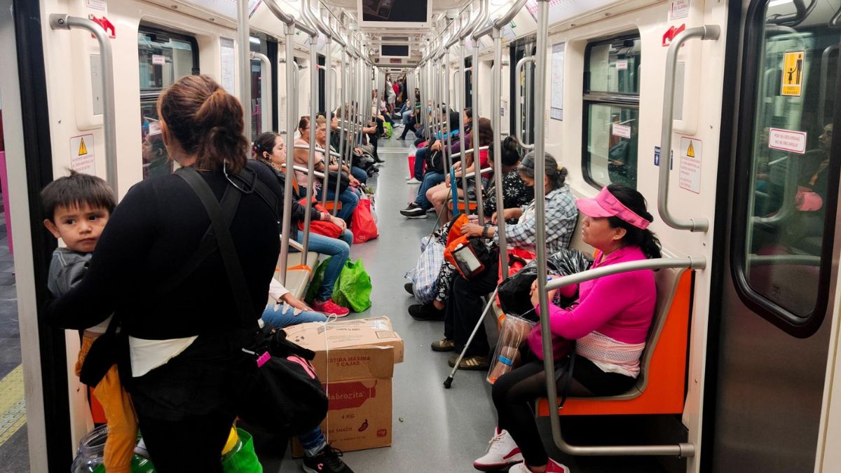 El Metro CdMx puede presentar retrasos en el servicio debido a objetos caídos en las vías.