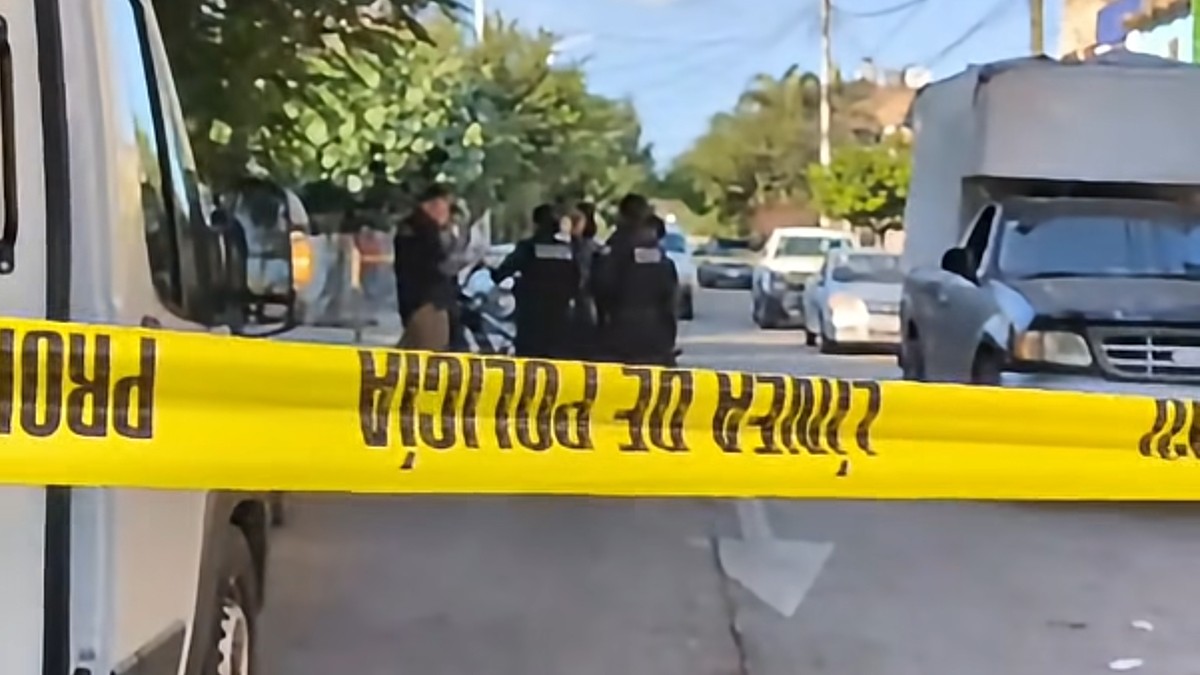 Oficiales de la Policía Municipal de Guadalajara acordonaron el sitio tras confirmarse el fallecimiento del hombre