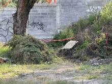 Personal de emergencia acudió al terreno para revisar al hombre y confirmar su estado de salud.