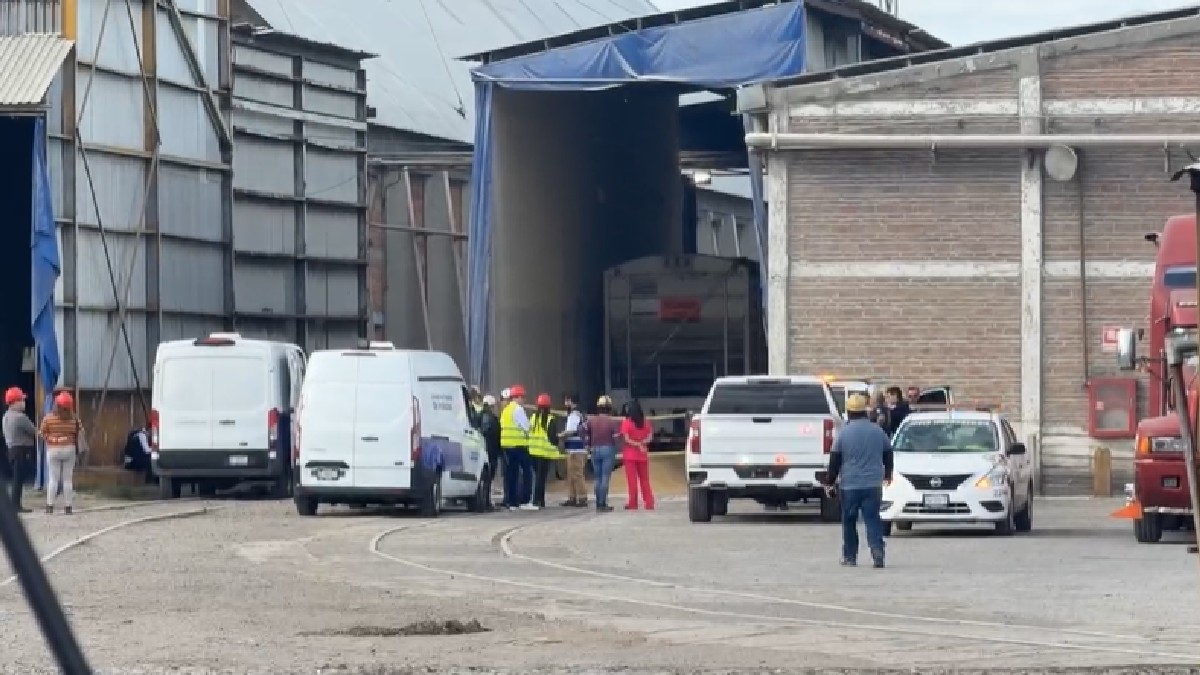 Personal de la Fiscalía General del Estado acudió a las instalaciones de Bachoco para recabar información.