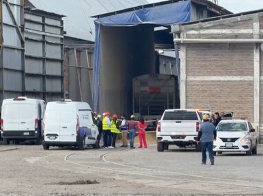 Personal de la Fiscalía General del Estado acudió a las instalaciones de Bachoco para recabar información.