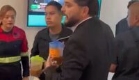 Priistas arrojan agua sucia al emblema de Movimiento Ciudadano tras confrontar a Máynez