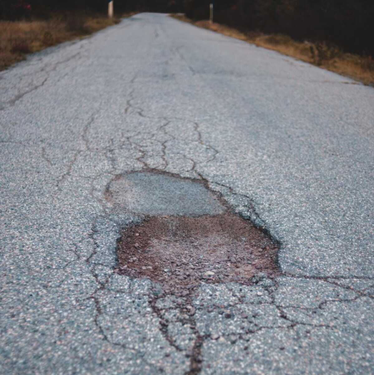 Las reparaciones de llantas, rines y suspensión figuran entre los gastos que pueden enfrentar los conductores.