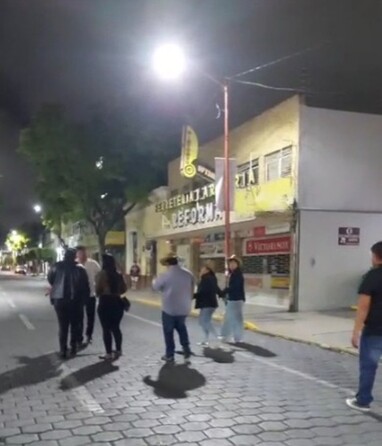 Reportero es golpeado tras ser acusado de tocar a una mujer en concierto de Banda MS; ella después lo deslindó