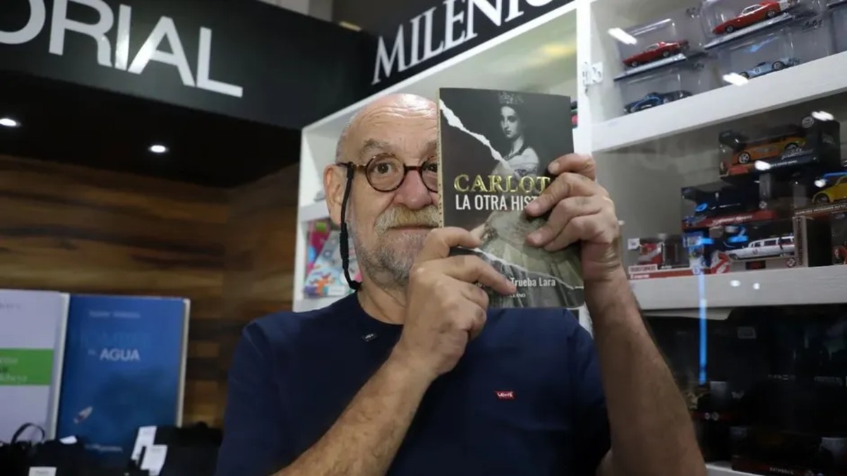 Trueba reconoció que escribió y descartó entre tres y cuatro versiones de la novela