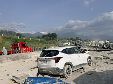Un vehículo de carga pesada perdió el control en la autopista México-Pachuca. | Pc Ixtapaluca