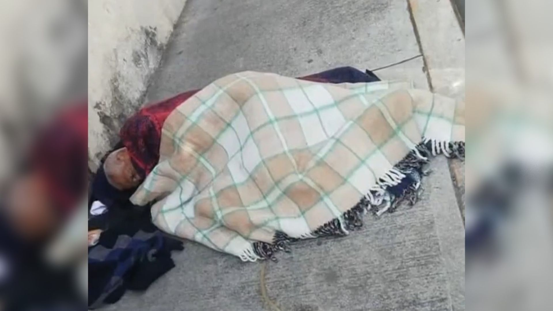 Abandonan a adulto mayor dializado en banqueta de la GAM; vecinos piden ayuda. TD Vespertino CdMx, 21 de octubre 2026