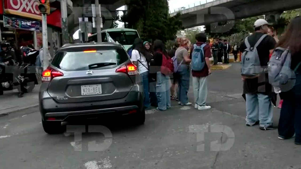 Alumnos de Prepa 8 de la UNAM bloquean Periférico Sur por denuncias de acoso