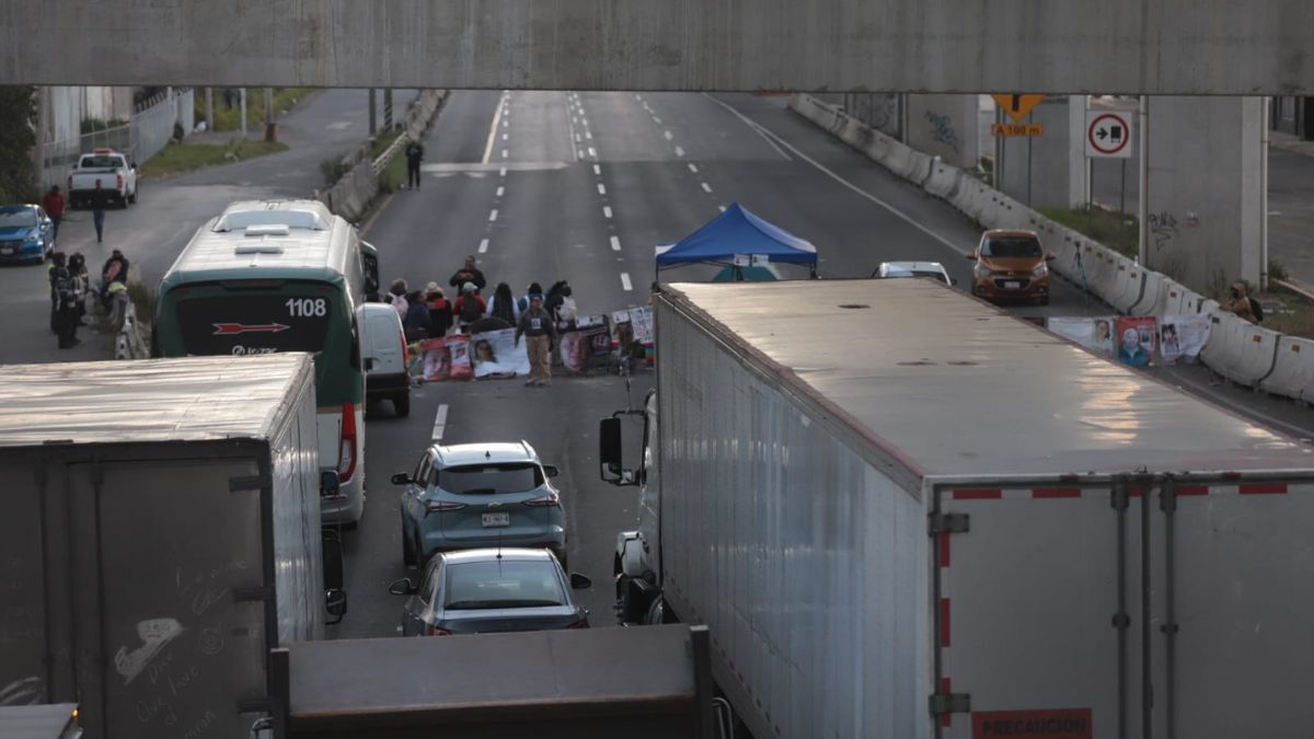 Bloqueo en la México-Toluca busca la revisión de al menos 50 carpetas de investigación por desaparición.