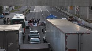 Bloqueo en la México-Toluca busca la revisión de al menos 50 carpetas de investigación por desaparición.