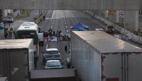 Bloqueo en la México-Toluca busca la revisión de al menos 50 carpetas de investigación por desaparición.