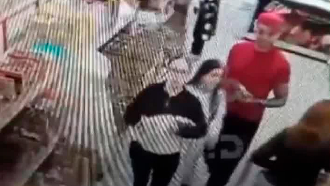 Captan a familia robando mochila de estudiante en tienda de Ecatepec