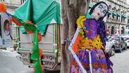 La "Catrina Inconforme" porta un atuendo morado alusivo al Día de Muertos y sostiene un pico y una pala |