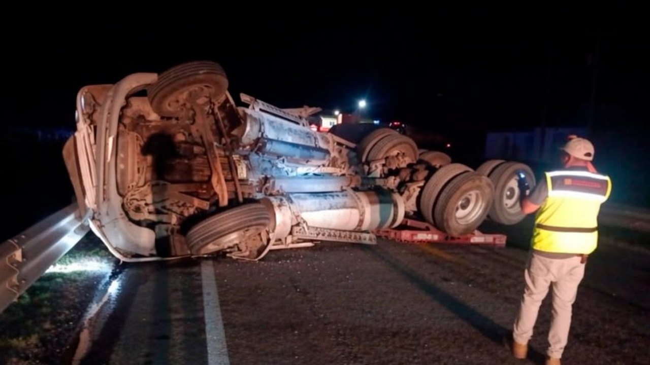 Choque entre tres tráileres deja un muerto en la carretera a Laredo. TD Nocturno Monterrey, 20 de octubre 2026