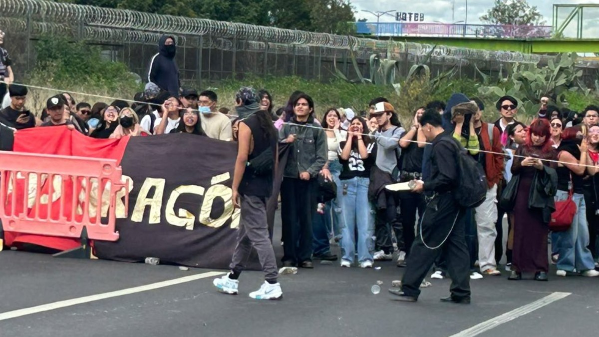 Comunidad de la FES Aragón cierra la avenida Central y exige respuesta a su pliego petitorio.