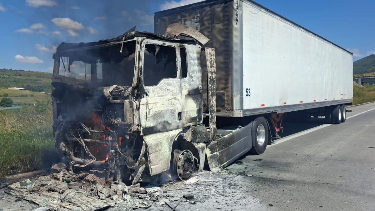 Incendio de un tráiler provocó congestionamiento vehicular en el Macrolibramiento en Tlajomulco.