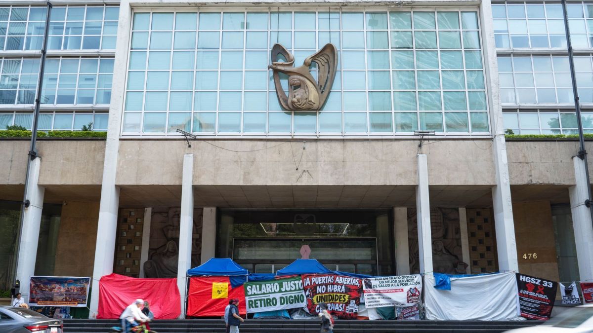Tras manifestaciones, SNTSS acordó aumento salarial del IMSS. | Camila Ayala