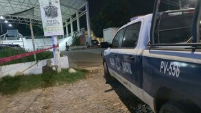 Oficiales de la Policía Municipal de Puerto Vallarta arribaron al lugar y localizaron al hombre tendido sobre la vía pública