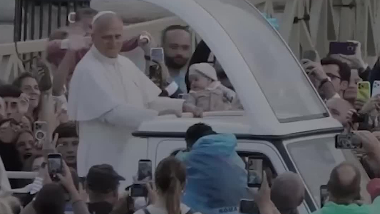 El Papa León XIV da una vuelta en el papamóvil a solo ocho días de su operación