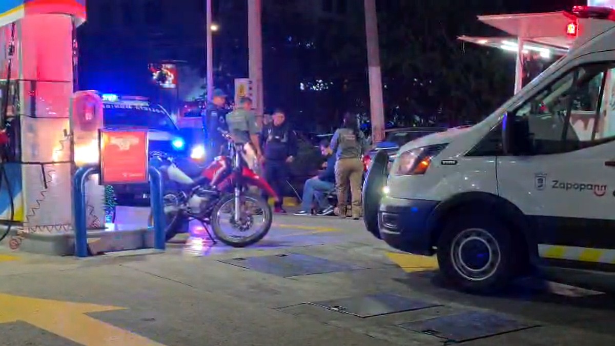 Policías y paramédicos de Zapopan acudieron al sitio para auxiliar al hombre originario de Monterrey