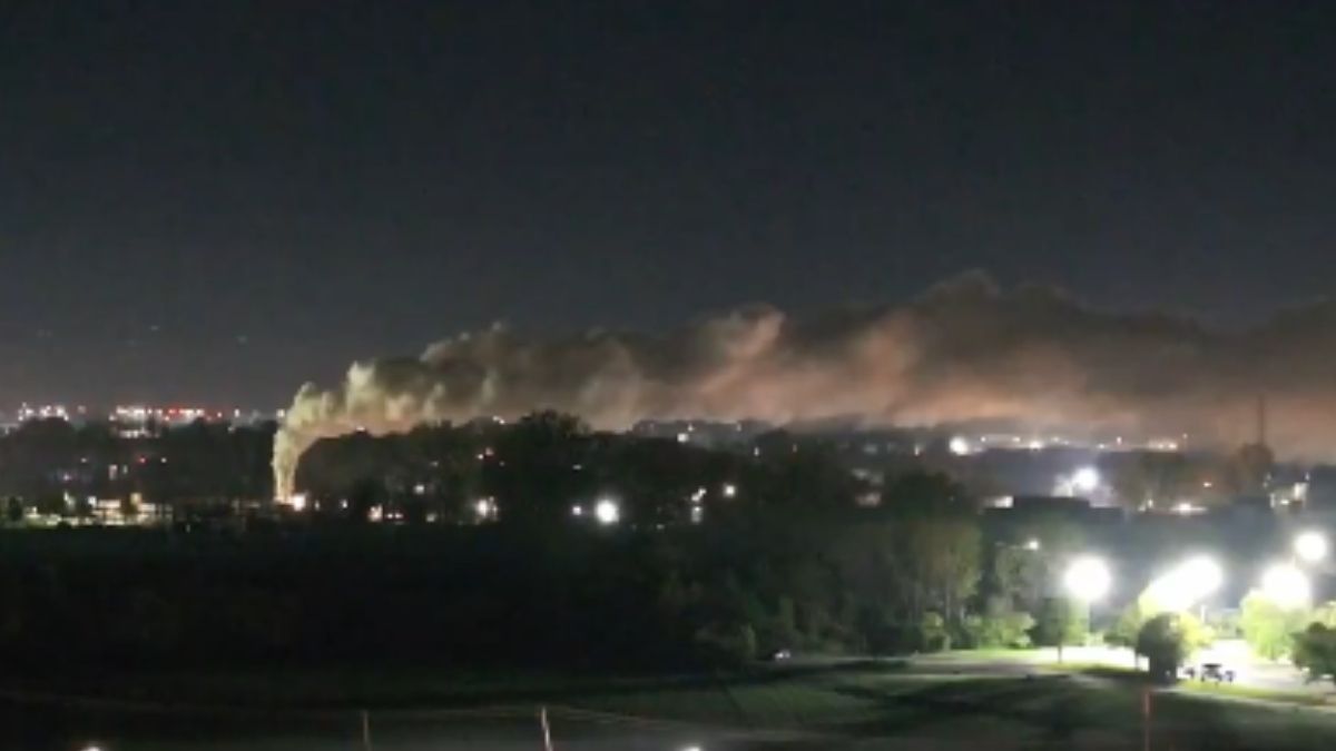 A casi 1.000 residentes se les dijo que evacuaran durante la noche dentro de un radio de 1,6 kilómetros (1 milla) de la explosión.