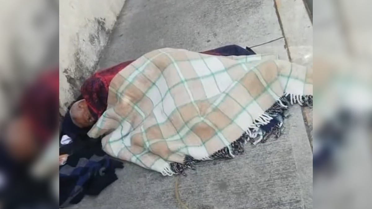 Vecinos auxilian a adulto mayor que lleva cinco días sin diálisis.