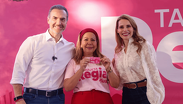 Adrian de la Garza entrega 2 mil tarjetas regias plus a mujeres en Monterrey