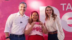 Adrian de la Garza entrega 2 mil tarjetas regias plus a mujeres en Monterrey