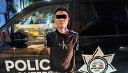 De acuerdo con las autoridades, el sospechoso utilizó una piedra para quebrar el cristal de un automóvil