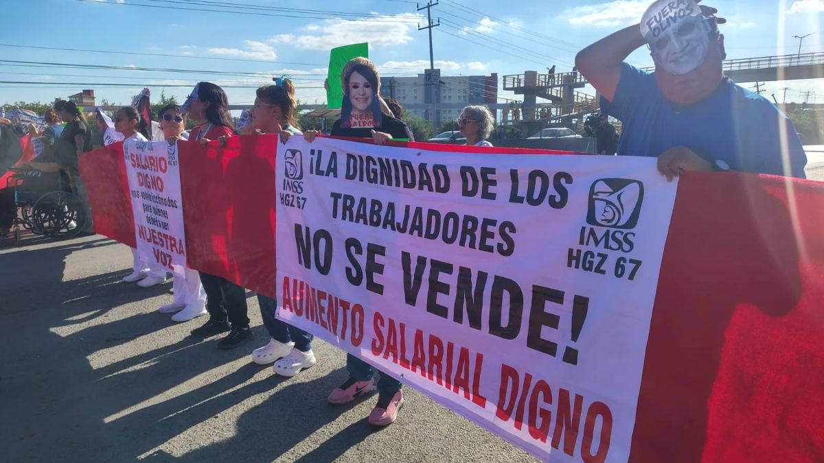El bloqueo comenzó alrededor de las 03:00 de la tarde en los carriles con sentido de circulación de Pesquería hacia Apodaca.