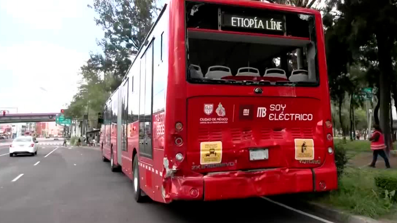 Choque entre dos unidades del Metrobús en Iztacalco deja 25 lesionados