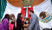 Estudiantes, adultos mayores y beneficiarios de apoyos sociales en el municipio de Juárez, Nuevo León.