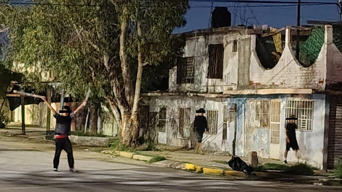 Para evitar resultar heridos, los habitantes y peatones que circulaban por la zona tuvieron que refugiarse de emergencia en los establecimientos.