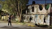Para evitar resultar heridos, los habitantes y peatones que circulaban por la zona tuvieron que refugiarse de emergencia en los establecimientos.