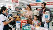 Familia comprando en Farmacia Guadalajara | Recreación hecha con IA