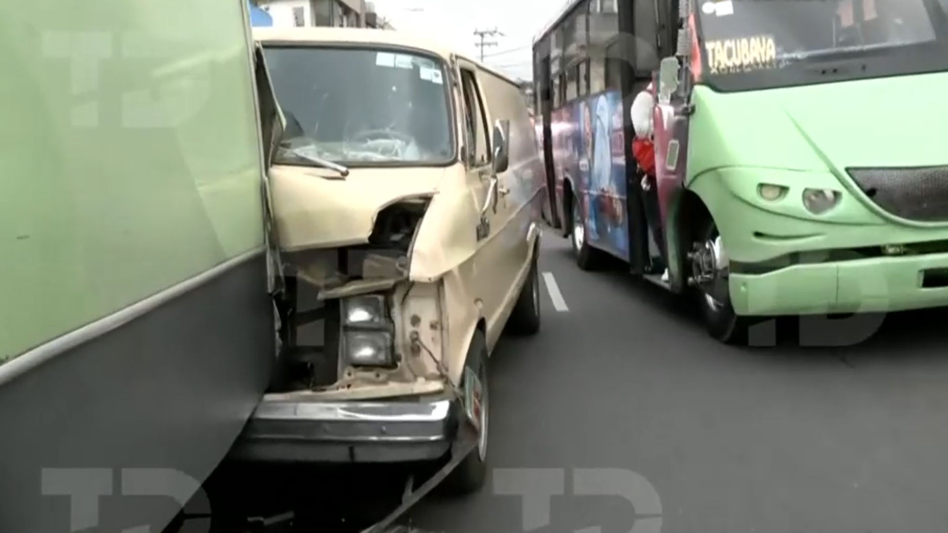 Fuerte choque en la avenida Minas: Camioneta se impacta con camión de pasaje en Álvaro Obregón. TD Vespertino CdMx, 22 de octubre 2026