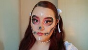 Maquillaje de Catrina en tonos rosas y con gemas para recrear fácil, sin las complicaciones de la aplicación de una base blanca. / Sara Morales
